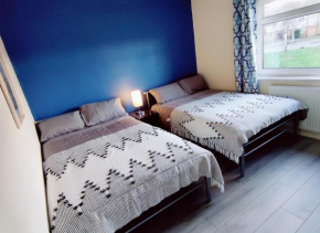 Sherlock's house -Entire house 4 spacious bedroom 9 beds Private free parking & WiFi TV Contractor Family & pets welcome